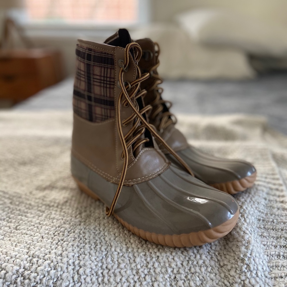 Like New - Lace Up Duck Boots